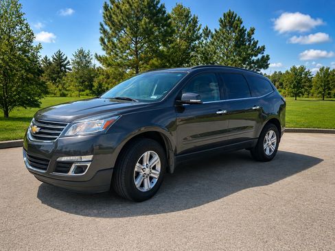 Used 2013 Chevrolet Traverse LT FWD image 1