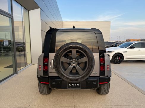 Used 2022 Land Rover Defender 110 X-Dynamic HSE image 4