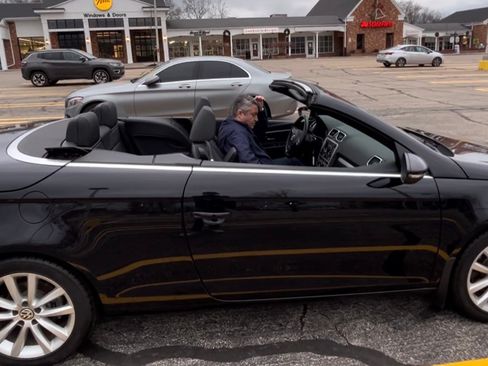 Used 2015 Volkswagen Eos Komfort FWD image 2