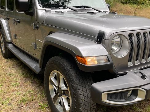 Used 2018 Jeep Wrangler Unlimited Sahara AWD/4WD image 11