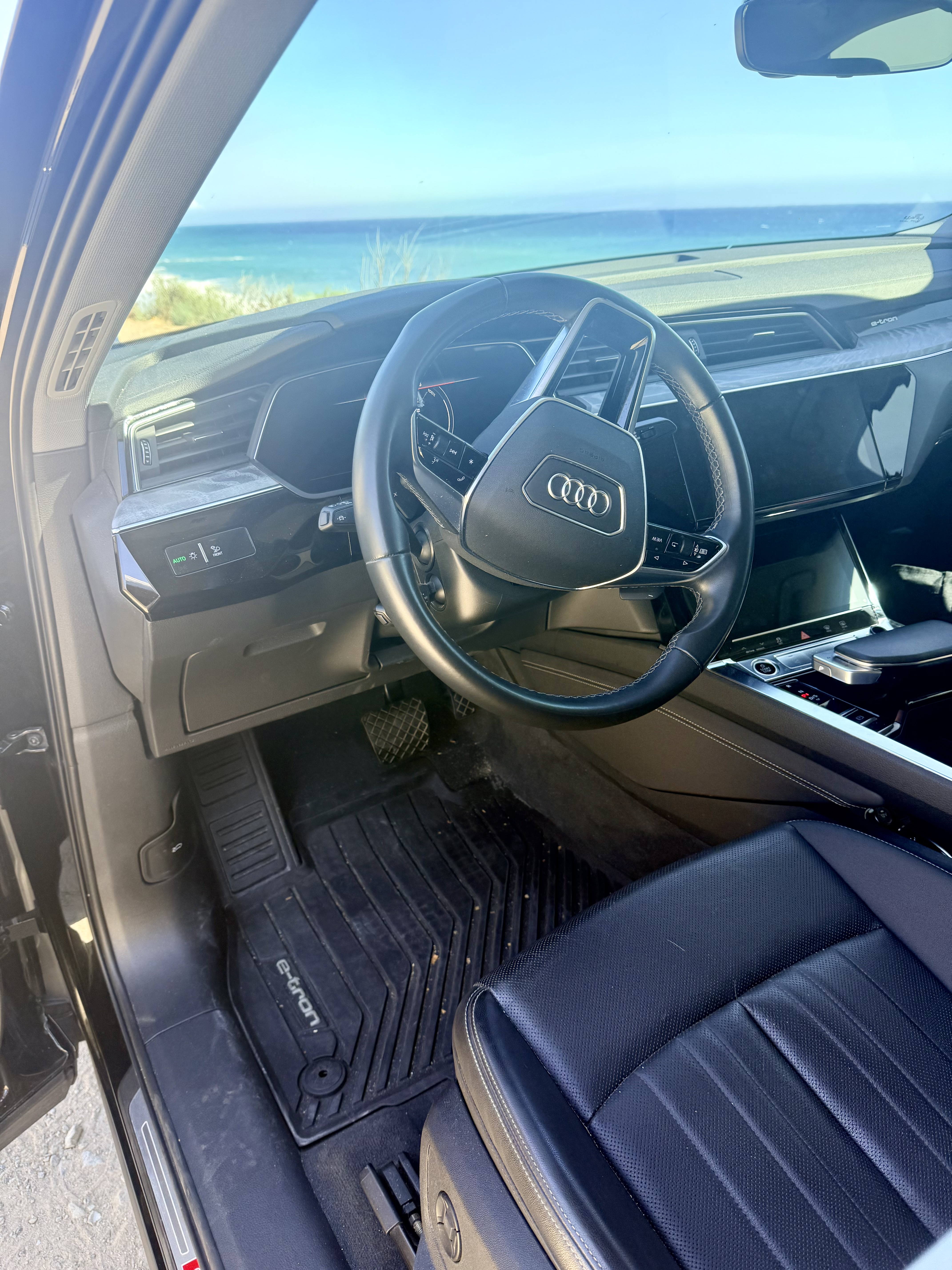 Used 2022 Audi e-tron Premium Plus w/ Premium Plus Package AWD/4WD image 15