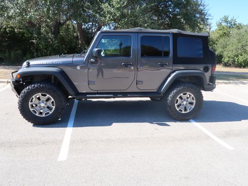 Used 2017 Jeep Wrangler Unlimited Rubicon w/ Connectivity Group image 2