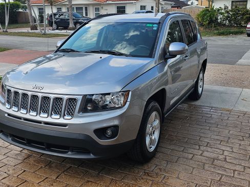 Used 2017 Jeep Compass Latitude image 1