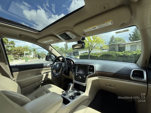 Used 2017 Jeep Grand Cherokee Limited image 16