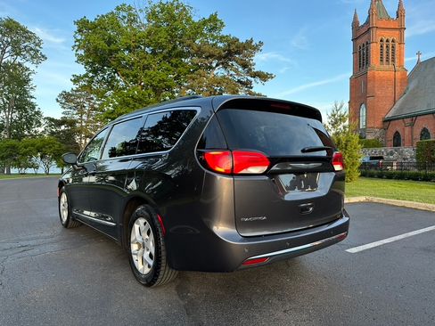 Used 2017 Chrysler Pacifica Touring-L FWD image 5