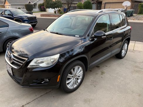 Used 2011 Volkswagen Tiguan SE image 2
