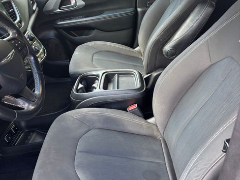 Used 2020 Chrysler Pacifica Touring w/ S Appearance Package image 21