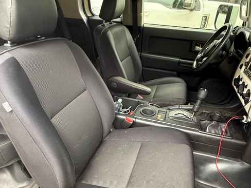 Used 2014 Toyota FJ Cruiser 4WD w/ Convenience Package image 9