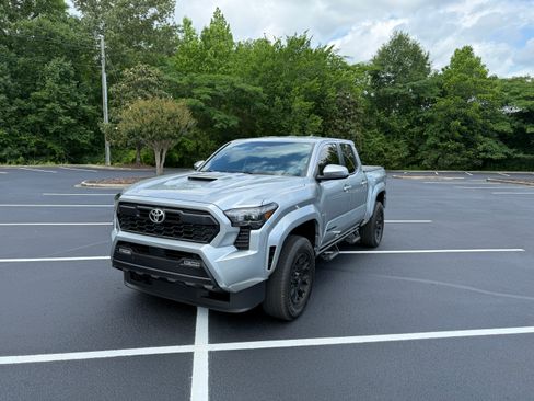 Used 2024 Toyota Tacoma TRD Sport w/ TRD Sport Upgrade Package RWD image 4