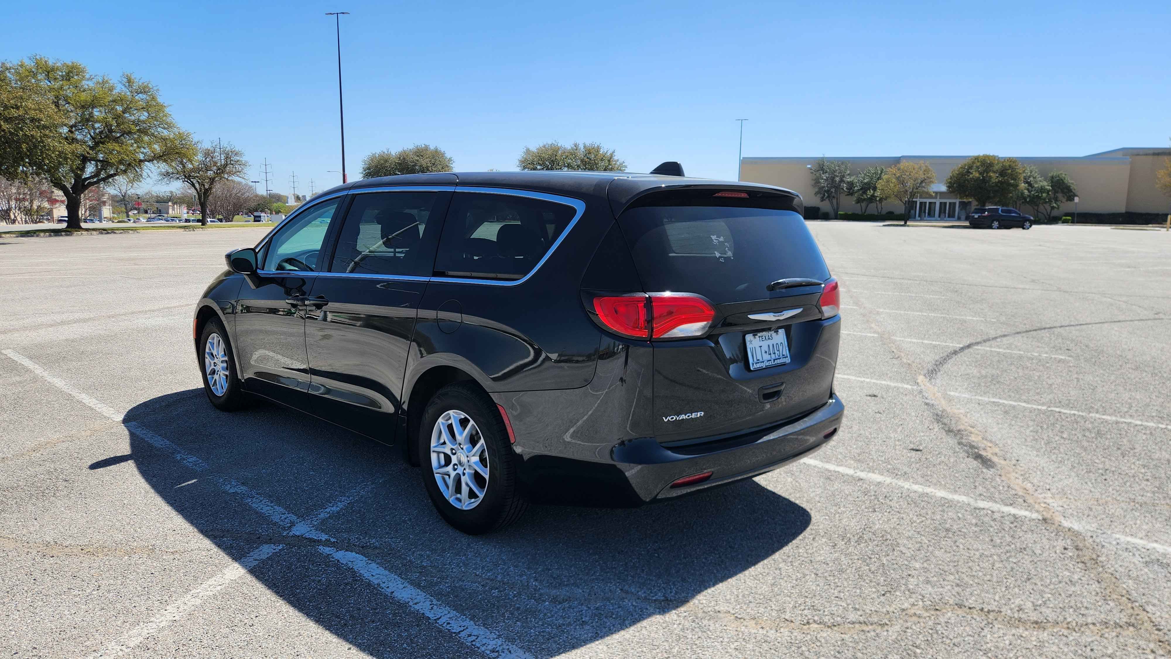 Used 2023 Chrysler Voyager LX FWD image 6