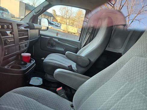 Used 2015 Chevrolet Express 3500 Extended image 18