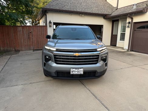 Used 2026 Chevrolet Traverse LT w/ Driver Confidence Package FWD image 2
