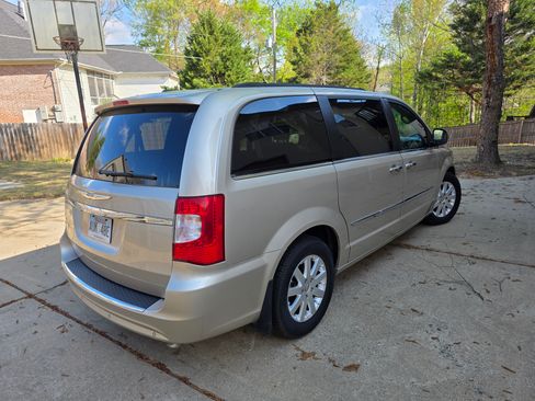 Used 2012 Chrysler Town & Country Touring-L w/ Driver Convenience Group image 15
