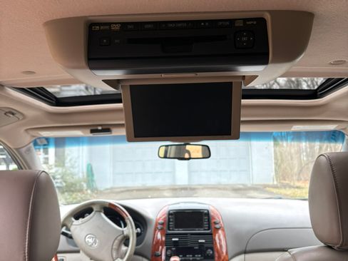 Used 2010 Toyota Sienna XLE Limited image 13