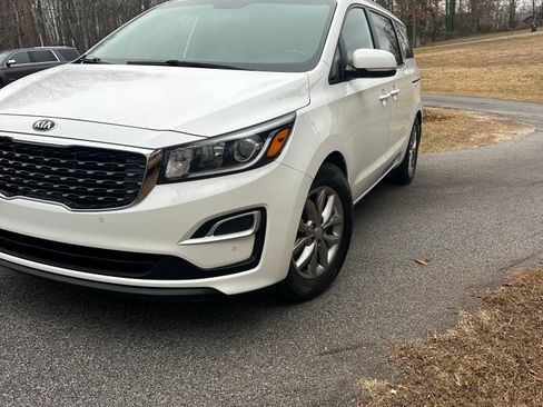 Used 2019 Kia Sedona EX image 2