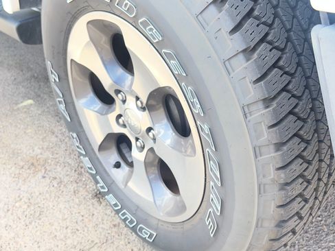 Used 2017 Jeep Wrangler Unlimited Sahara w/ Connectivity Group AWD/4WD image 25