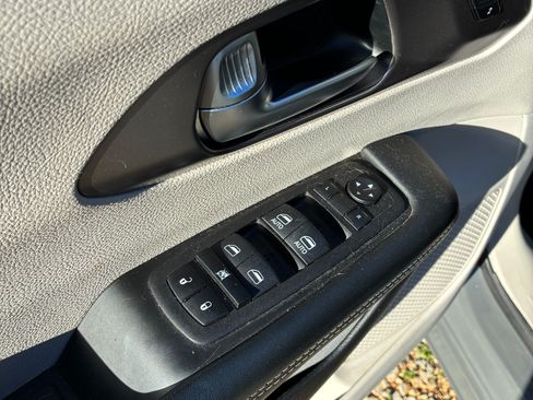 Used 2023 Chrysler Pacifica Touring-L image 9