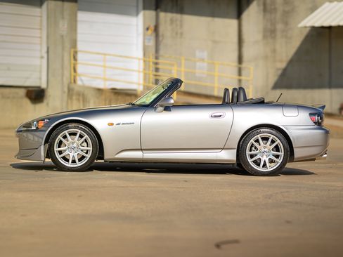 Used 2004 Honda S2000 image 2