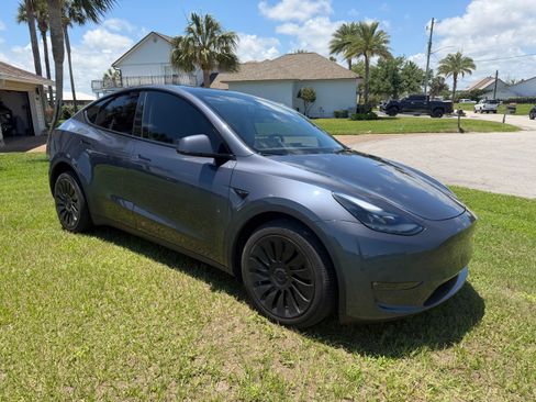 Used 2023 Tesla Model Y Long Range AWD/4WD image 5