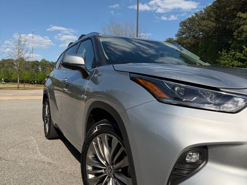 Used 2021 Toyota Highlander Platinum image 4