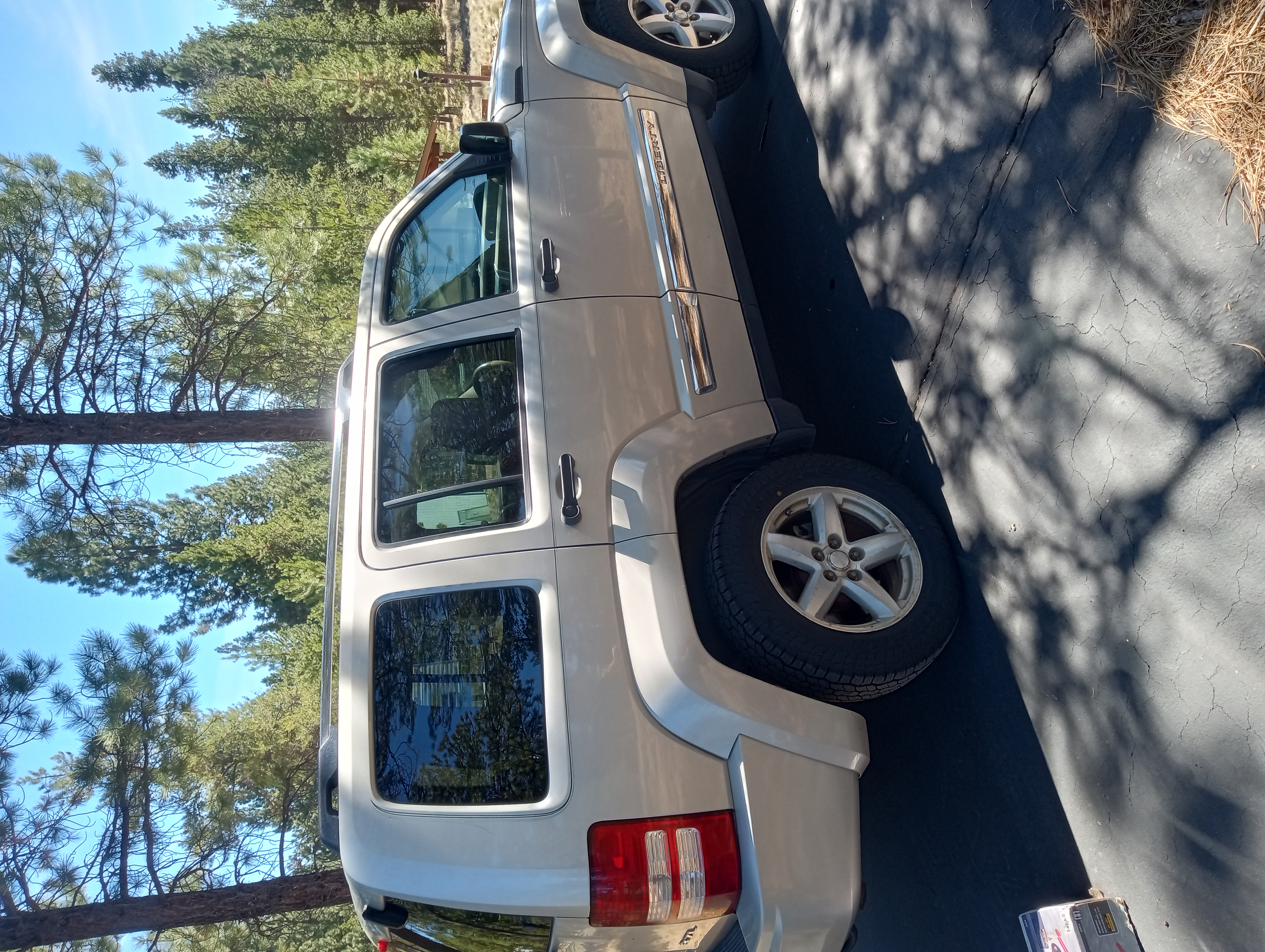 Used 2008 Jeep Liberty Limited w/ Premium Group II AWD/4WD image 8