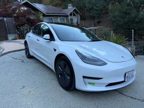 Used 2023 Tesla Model 3 Standard Range image 2