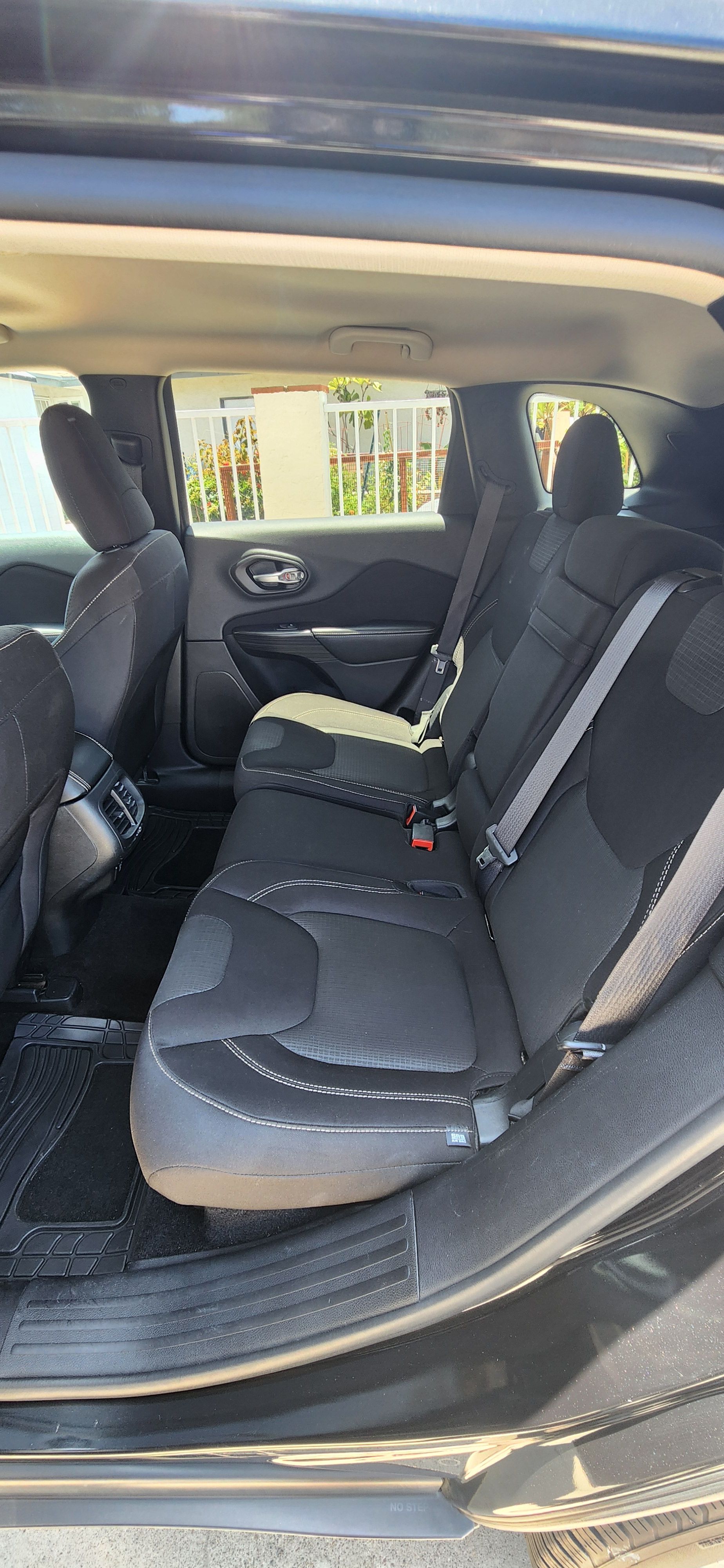 Used 2016 Jeep Cherokee Latitude FWD image 8