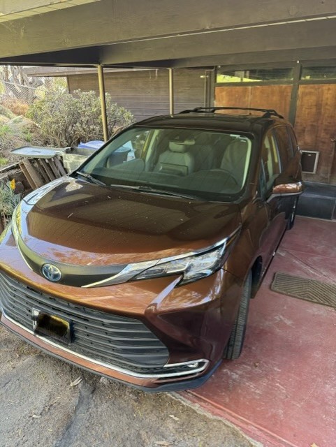 Used 2021 Toyota Sienna XLE FWD image 1