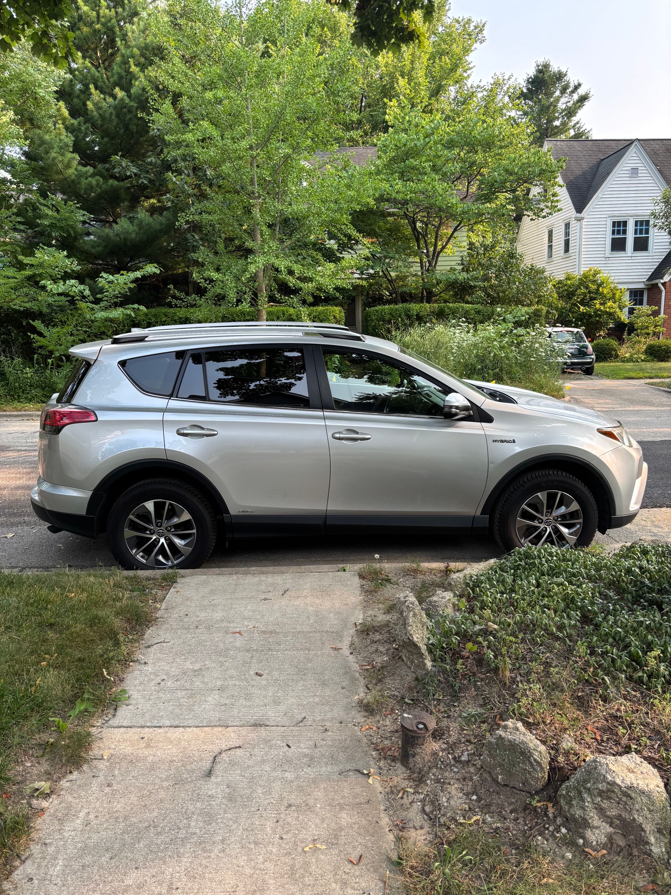 Used 2016 Toyota RAV4 XLE AWD/4WD image 4