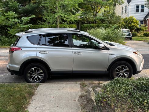 Used 2016 Toyota RAV4 XLE AWD/4WD image 4