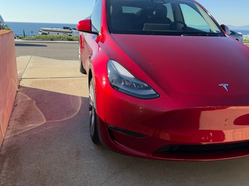 Used 2024 Tesla Model Y Long Range AWD/4WD image 1
