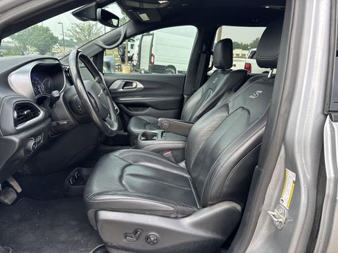 Used 2021 Chrysler Pacifica Touring-L w/ Uconnect Theater Family Group image 8