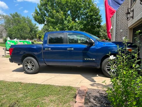 Used 2021 Nissan Titan SV RWD image 9