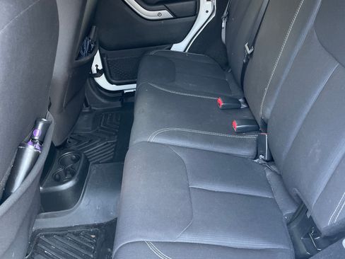 Used 2018 Jeep Wrangler Unlimited Sahara w/ Connectivity Group image 16