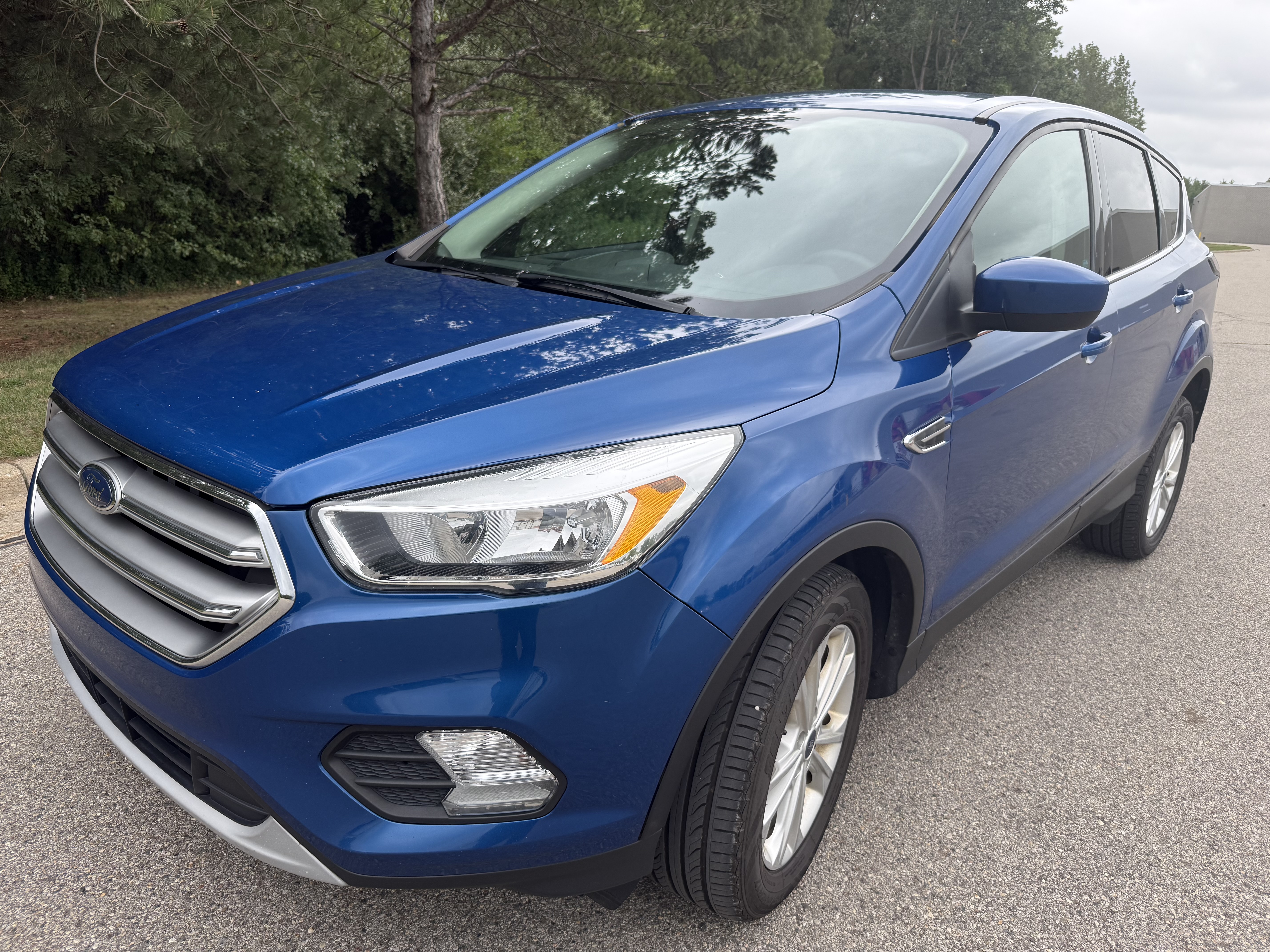 Used 2017 Ford Escape SE FWD image 2
