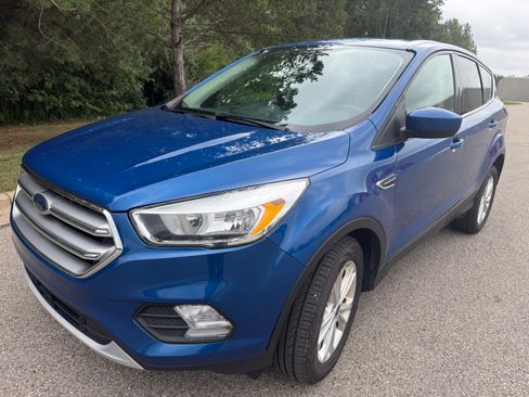 Used 2017 Ford Escape SE FWD image 2