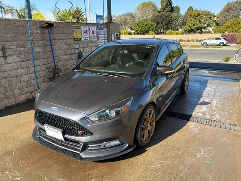 Used 2017 Ford Focus ST w/ Equipment Group 402A image 4