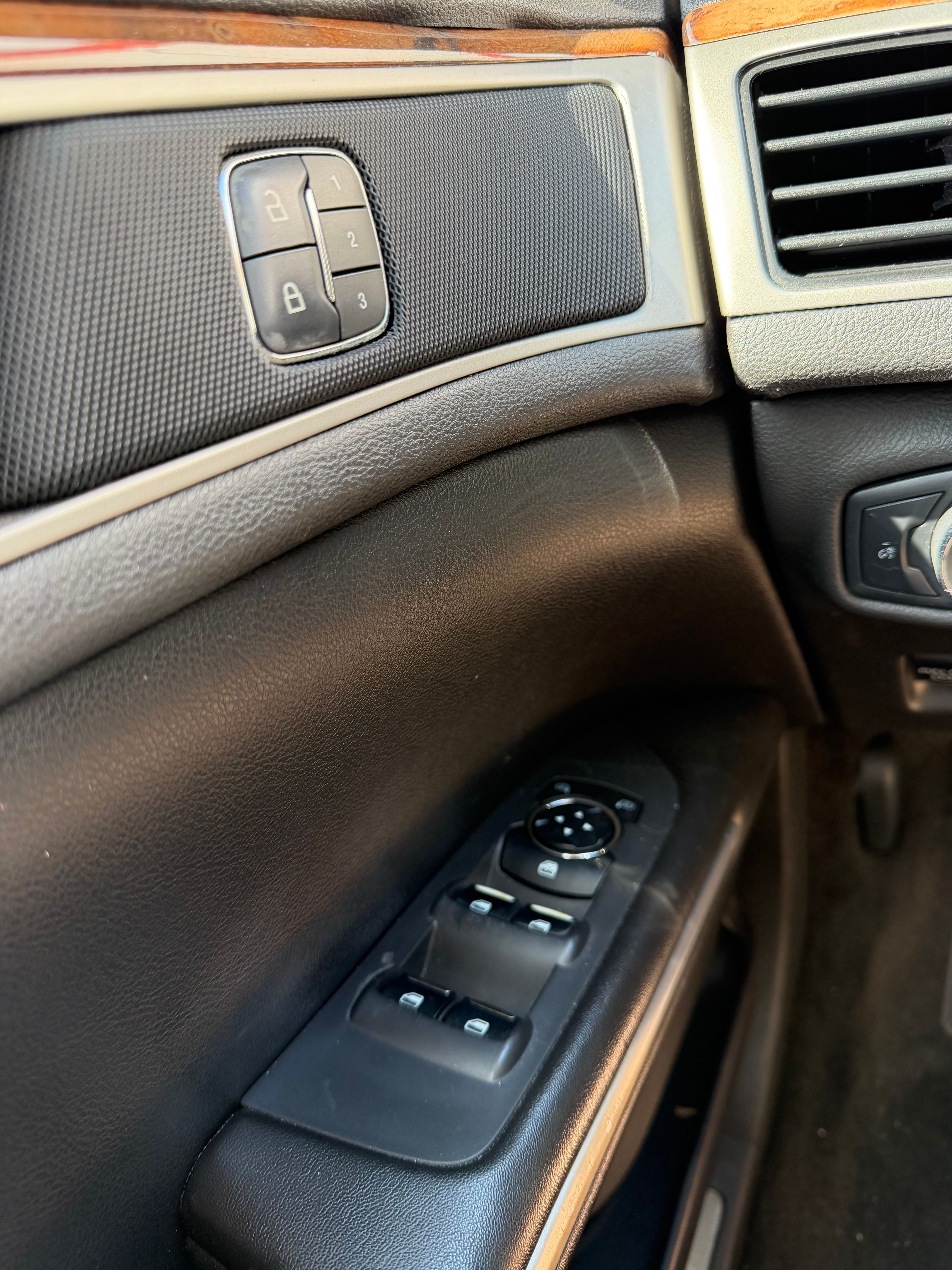 Used 2013 Lincoln MKZ FWD image 4