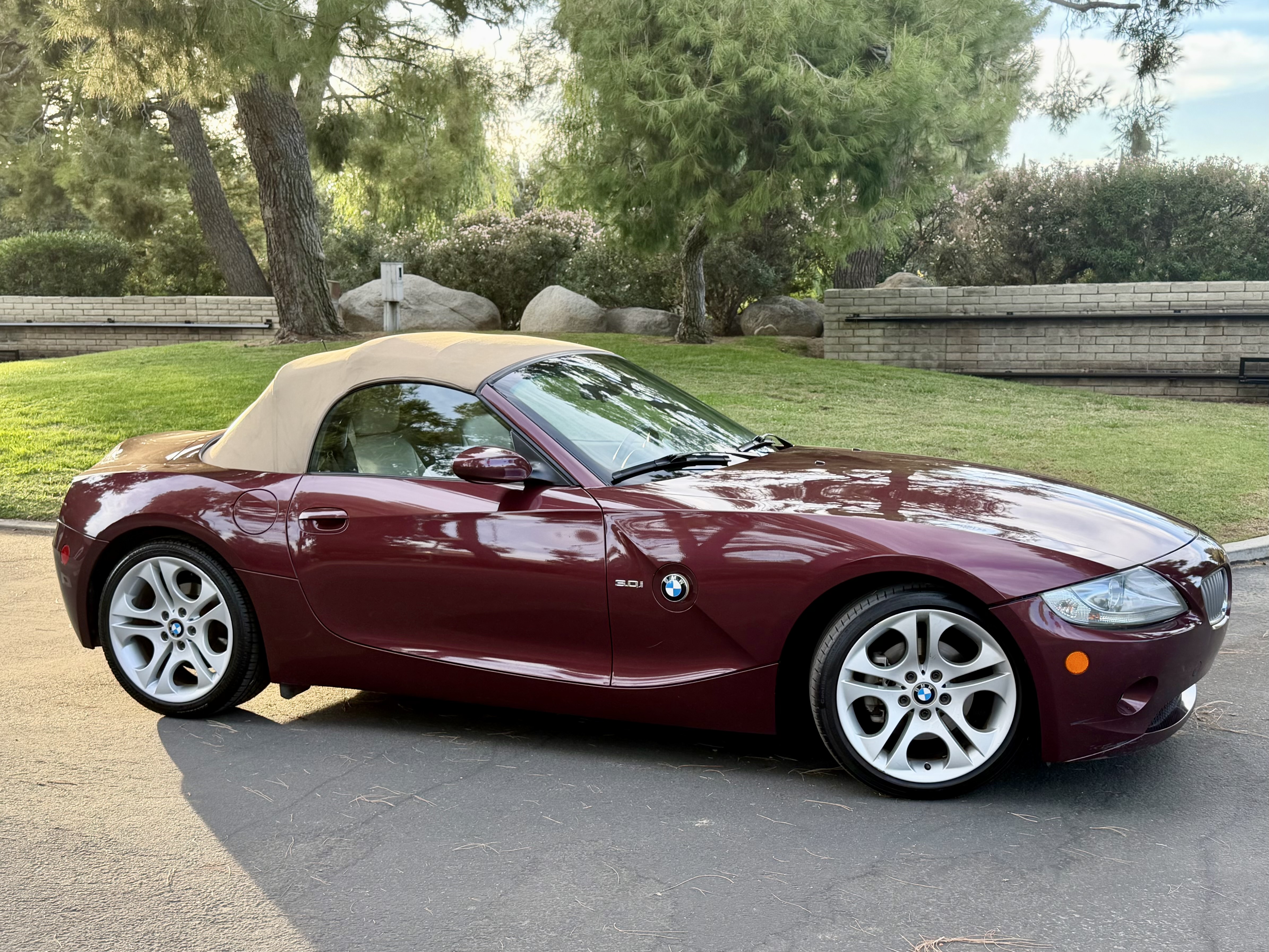 Used 2005 BMW Z4 3.0i RWD image 1