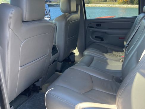 Used 2007 Chevrolet Silverado 2500 LT w/ Heavy-Duty Power Package AWD/4WD image 6