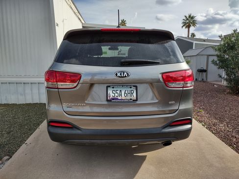 Used 2017 Kia Sorento L image 11