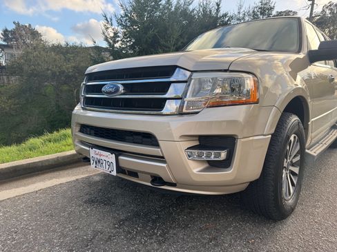 Used 2017 Ford Expedition XLT image 16