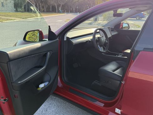 Used 2021 Tesla Model Y Long Range image 6