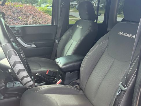 Used 2018 Jeep Wrangler Unlimited Sahara AWD/4WD image 12