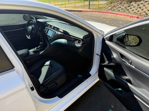 Used 2019 Toyota Camry SE image 6