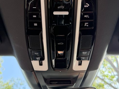 Used 2019 Porsche Cayenne image 17