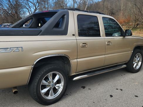 Used 2005 Chevrolet Avalanche Z71 w/ Sun And Sound Package image 2