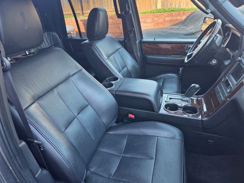 Used 2014 Lincoln Navigator 2WD image 6