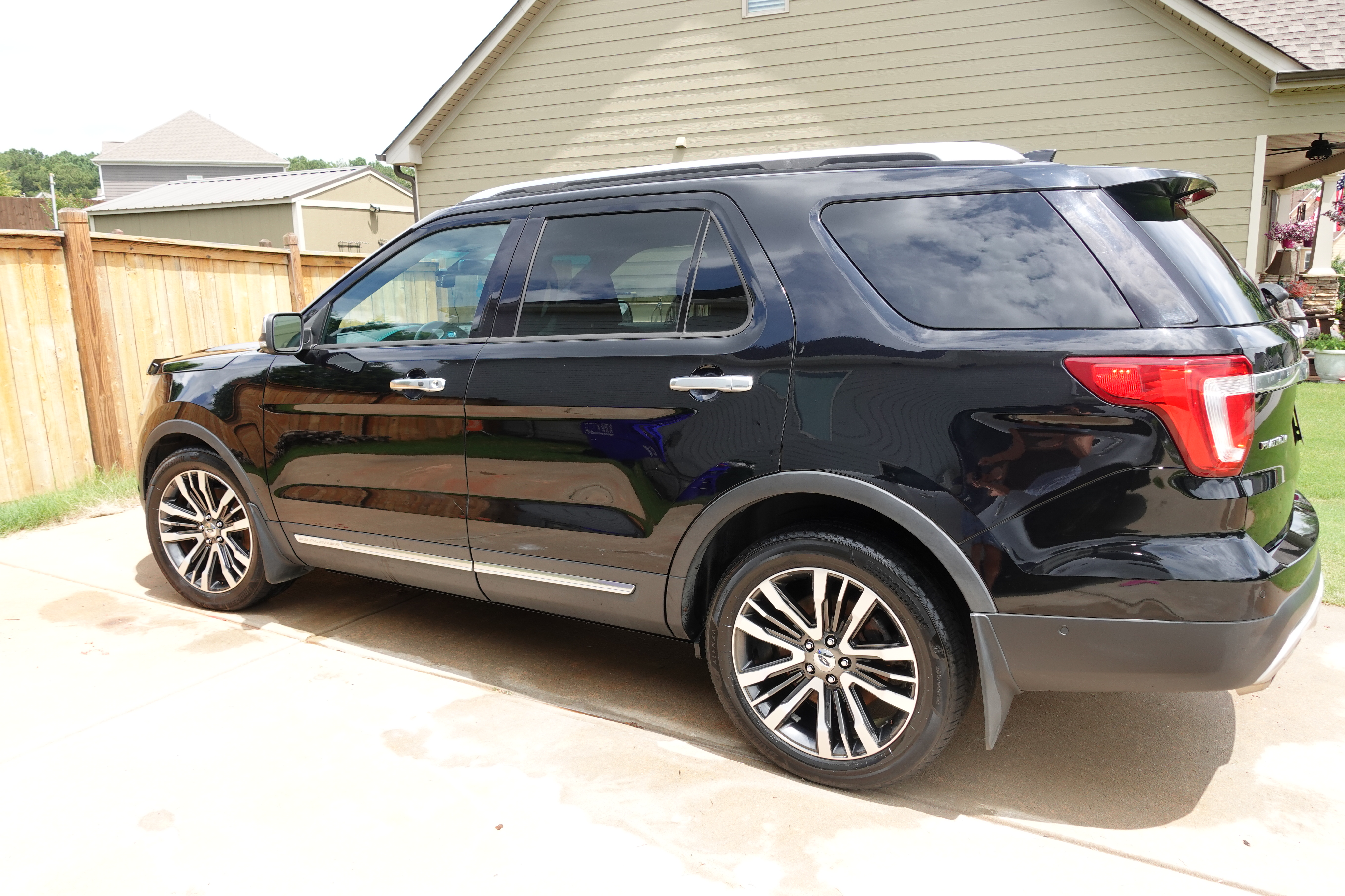 Used 2016 Ford Explorer Platinum AWD/4WD image 1