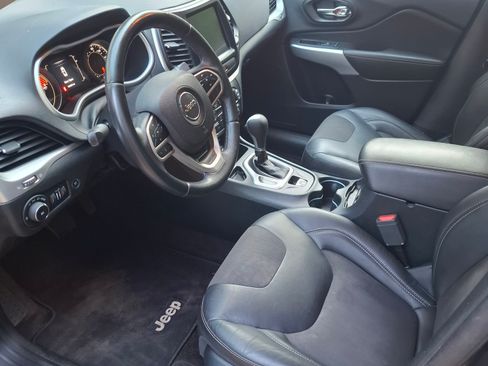 Used 2018 Jeep Cherokee Latitude Plus w/ Comfort/Convenience Group FWD image 4